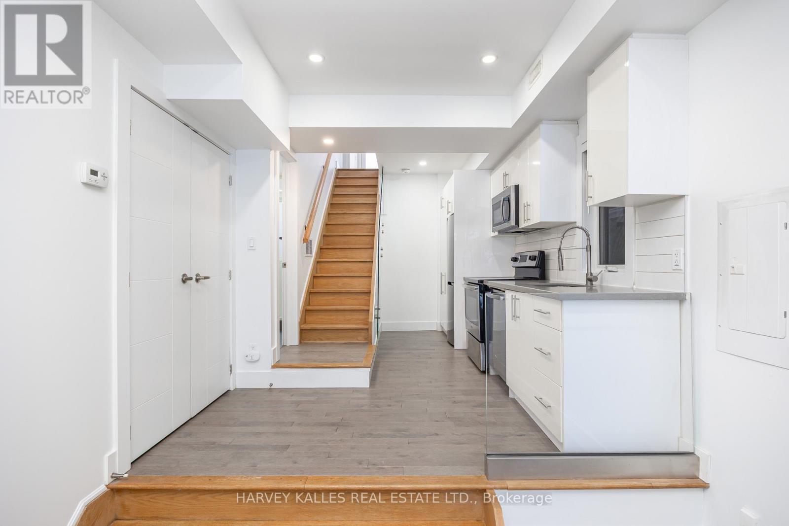 2 - 160 Lansdowne Avenue, Toronto, Ontario  M6K 2V9 - Photo 5 - W12667990