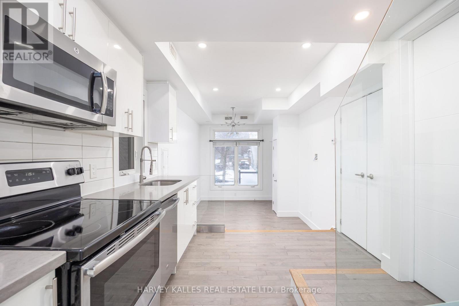 2 - 160 Lansdowne Avenue, Toronto, Ontario  M6K 2V9 - Photo 8 - W12667990