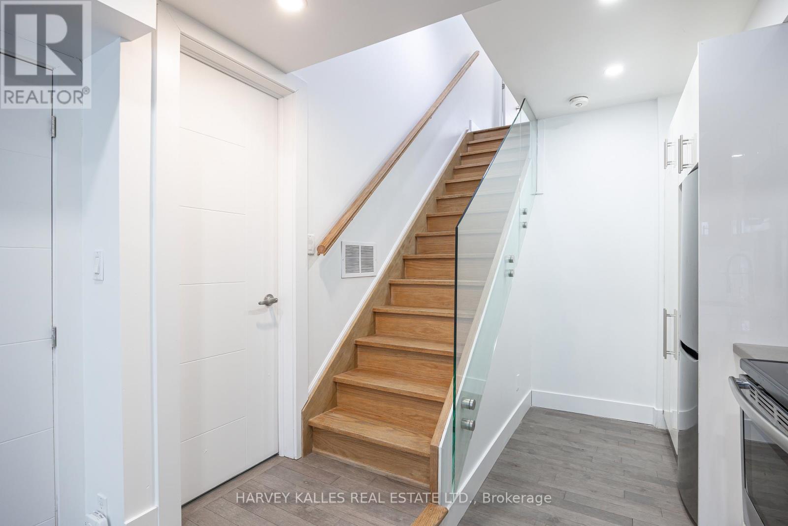 2 - 160 Lansdowne Avenue, Toronto, Ontario  M6K 2V9 - Photo 11 - W12667990