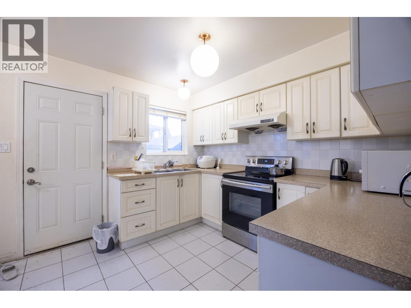 Listing Picture 10 of 32 : 675 DUNCAN AVENUE, Burnaby / 本拿比 - 魯藝地產 Yvonne Lu Group - MLS Medallion Club Member