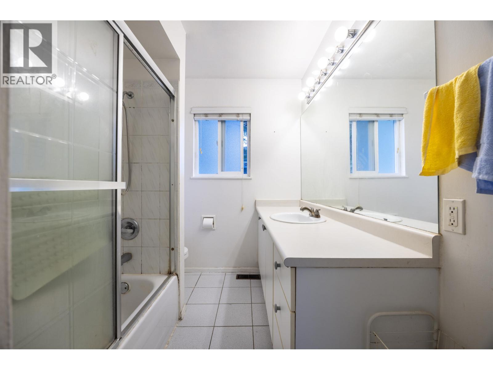 Listing Picture 16 of 32 : 675 DUNCAN AVENUE, Burnaby / 本拿比 - 魯藝地產 Yvonne Lu Group - MLS Medallion Club Member