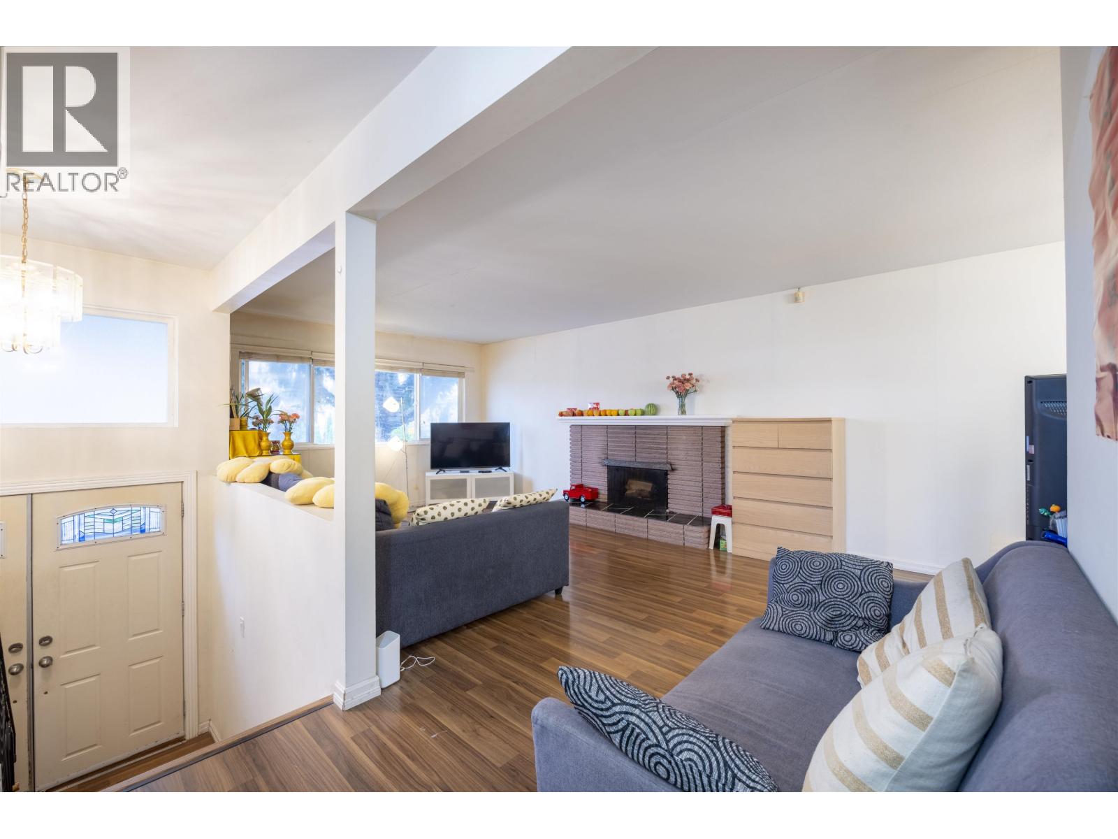 Listing Picture 2 of 32 : 675 DUNCAN AVENUE, Burnaby / 本拿比 - 魯藝地產 Yvonne Lu Group - MLS Medallion Club Member