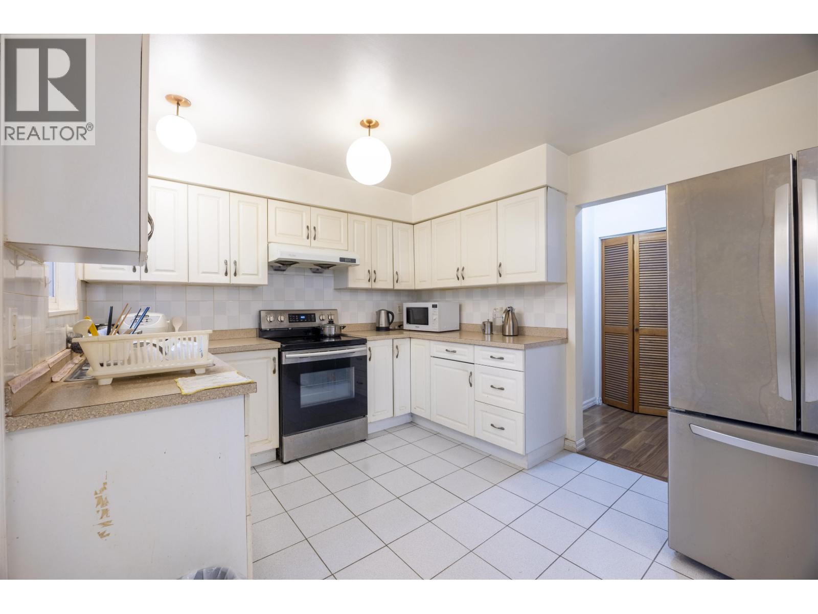 Listing Picture 9 of 32 : 675 DUNCAN AVENUE, Burnaby / 本拿比 - 魯藝地產 Yvonne Lu Group - MLS Medallion Club Member