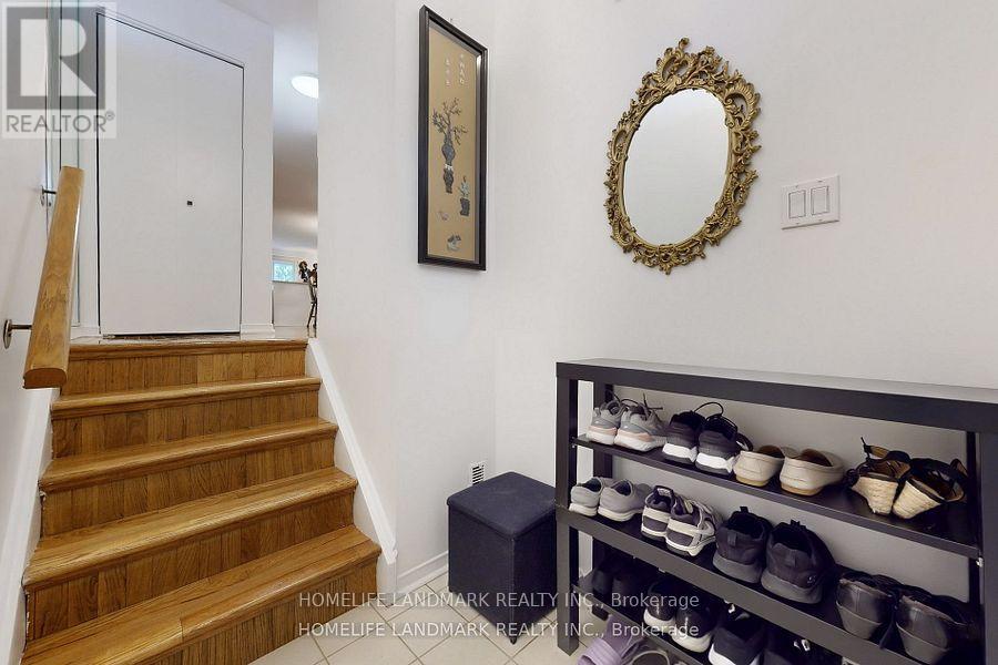 32 Coatsworth Crescent, Toronto, Ontario  M4C 5P5 - Photo 4 - E12816610