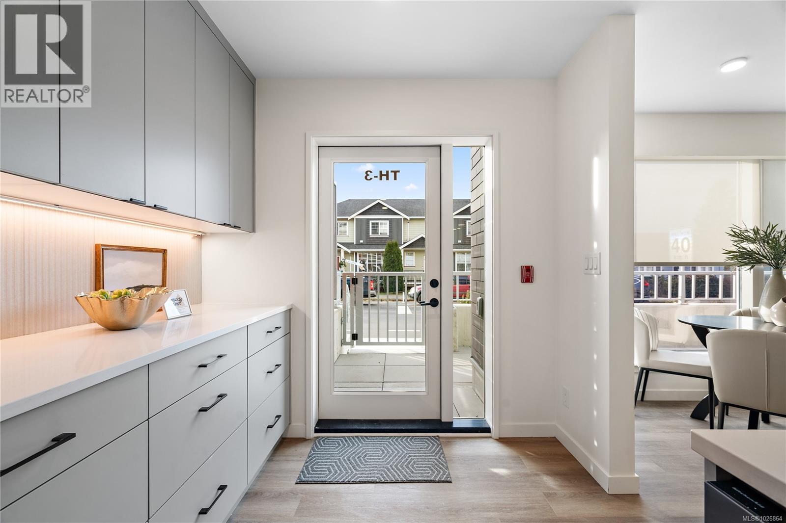 Th3 1102 Esquimalt Rd, Esquimalt, British Columbia  V9A 0L3 - Photo 2 - 1026864