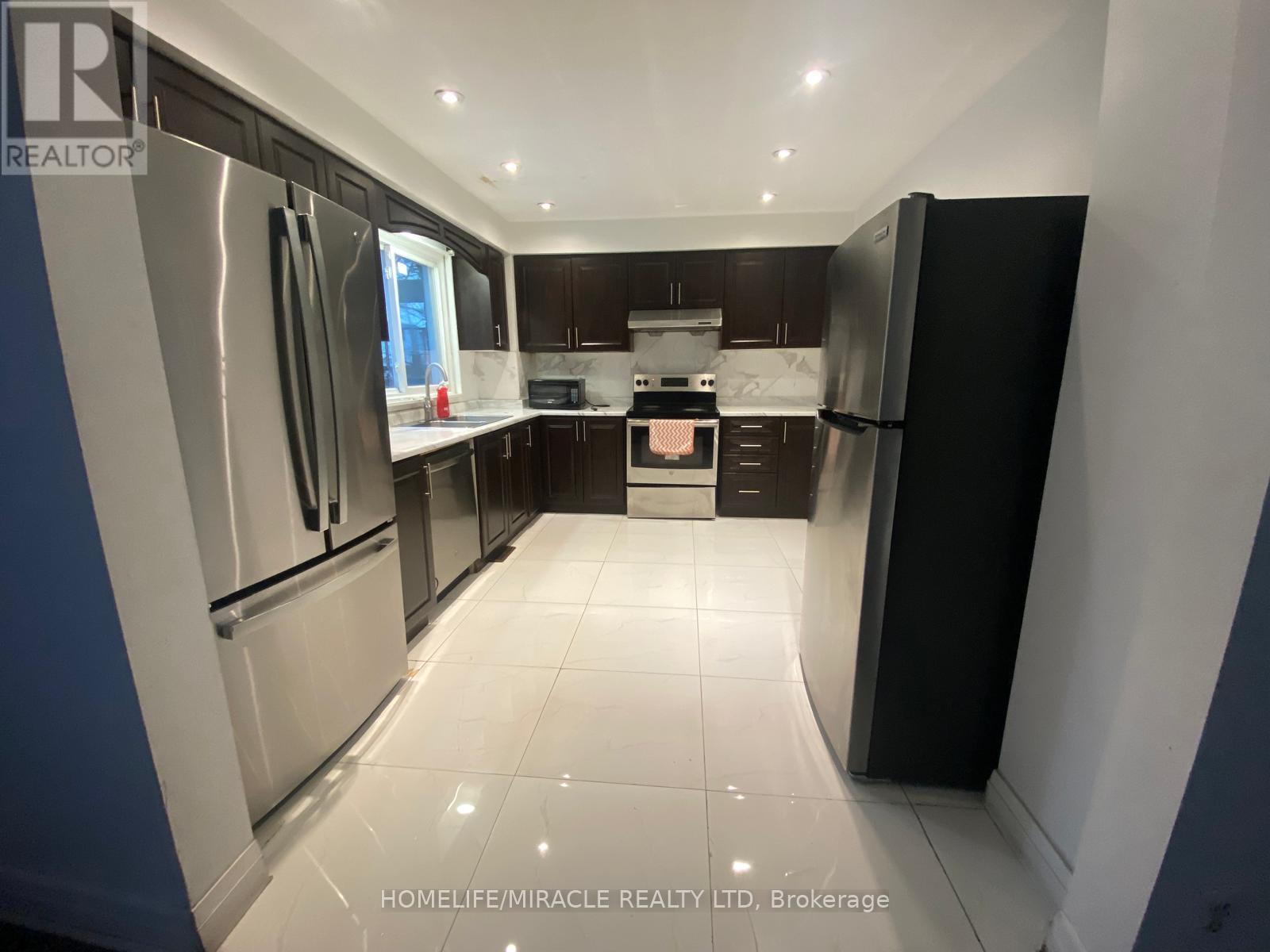 127 FANSHAWE DRIVE, Brampton, Ontario