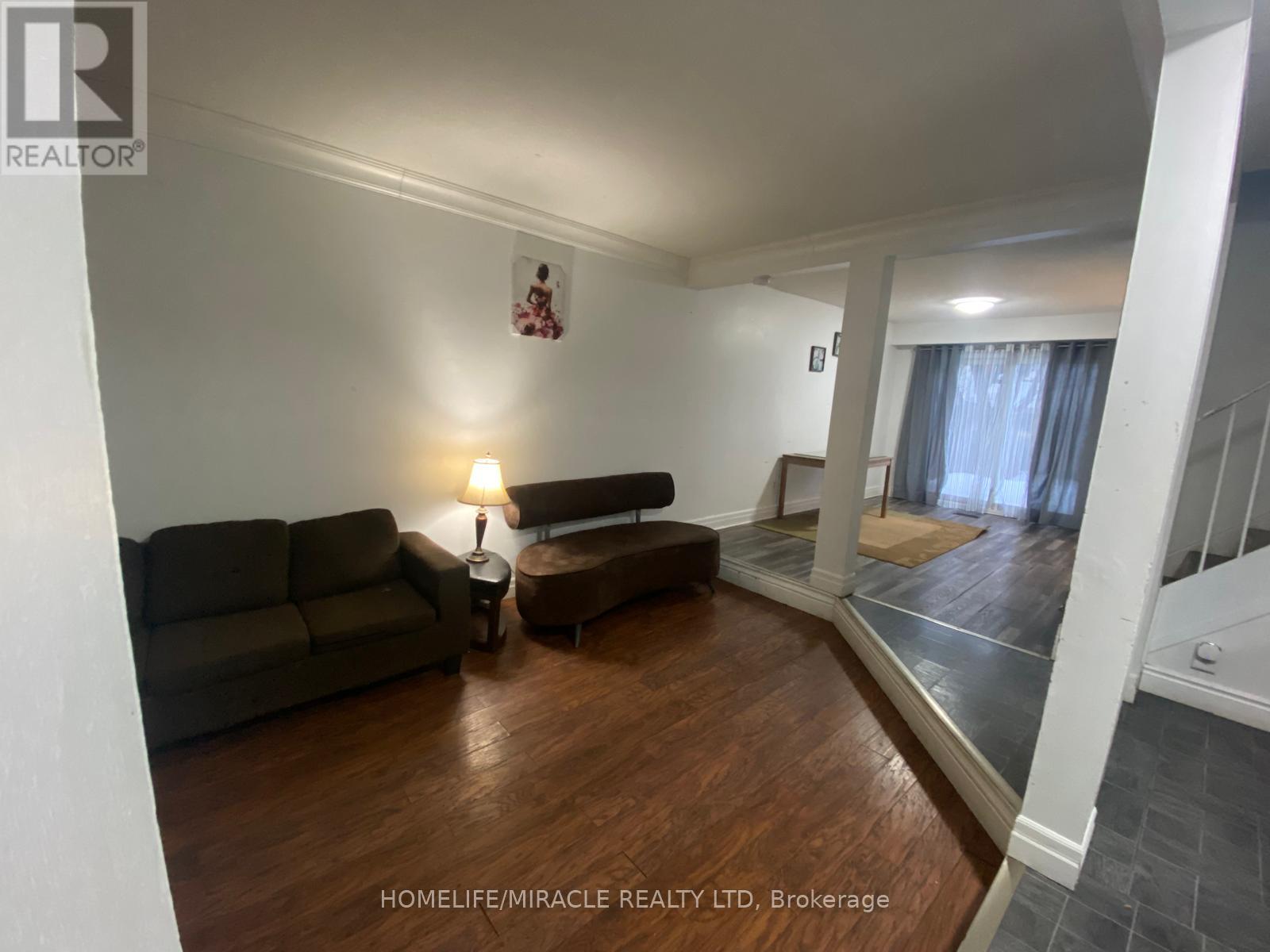 127 Fanshawe Drive, Brampton, Ontario  L6Z 1A8 - Photo 4 - W12691968