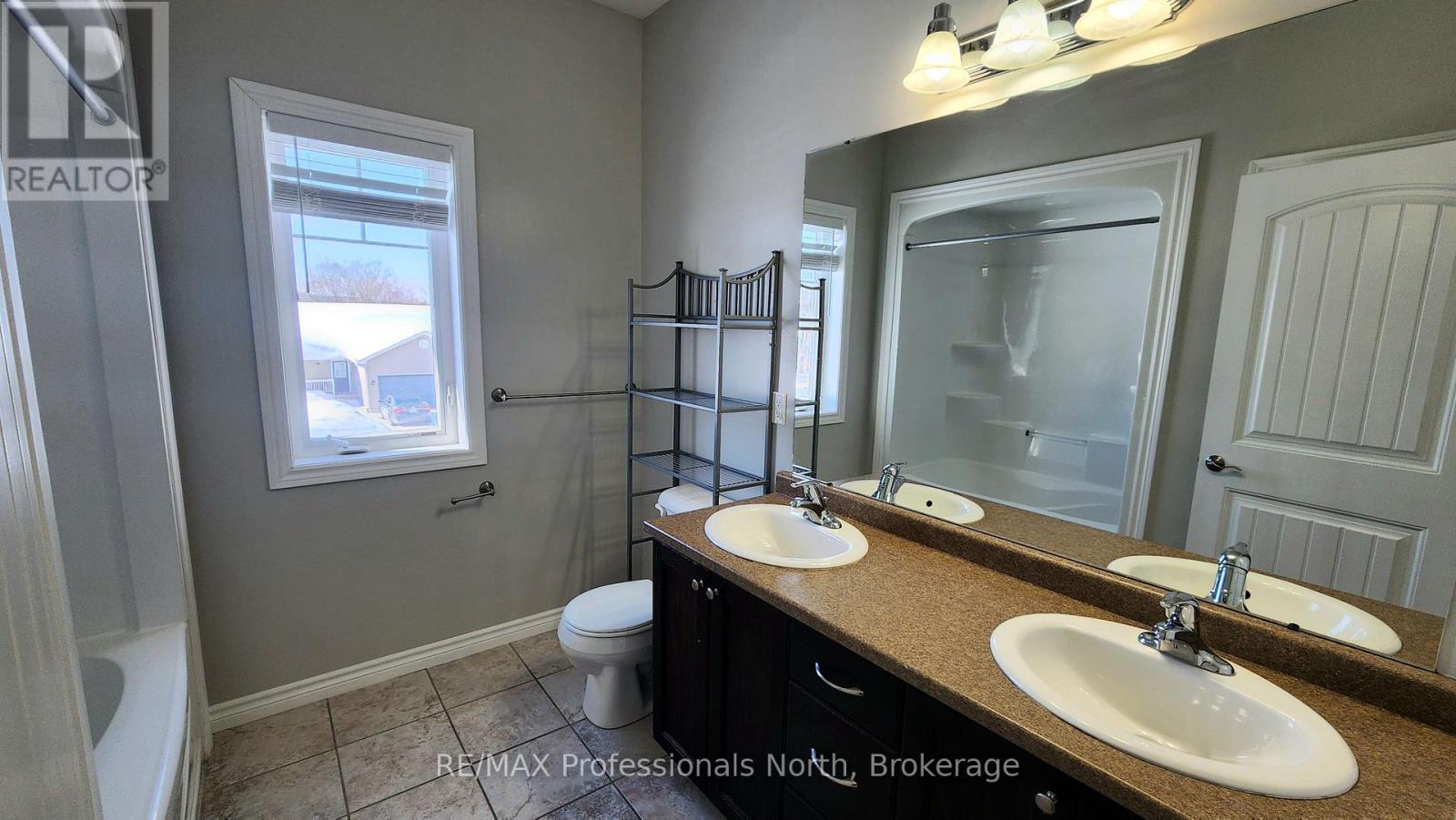 33 Goodwin Drive, Huntsville, Ontario  P1H 2R3 - Photo 9 - X12816742