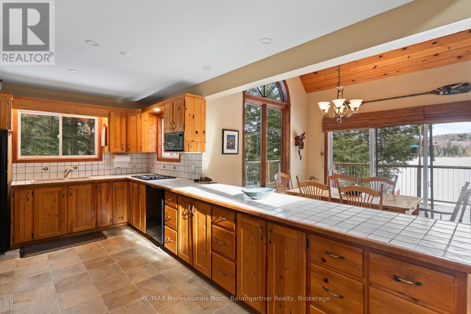 1075 Basshaunt Lake Road, Dysart Et Al, Ontario  K0M 1S0 - Photo 15 - X12816850