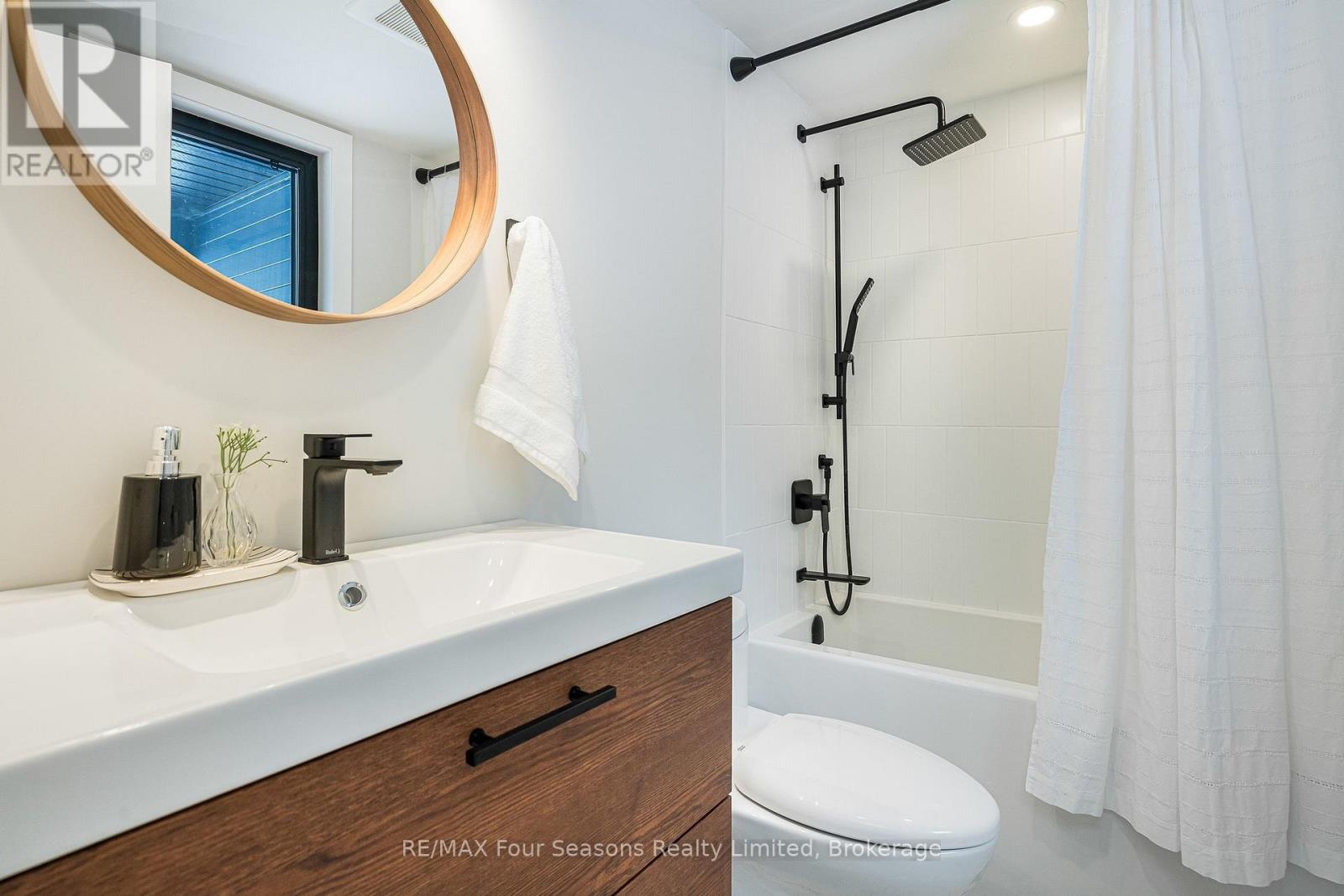 131 Chamonix Crescent, Blue Mountains, Ontario  L9Y 0S7 - Photo 8 - X12804762