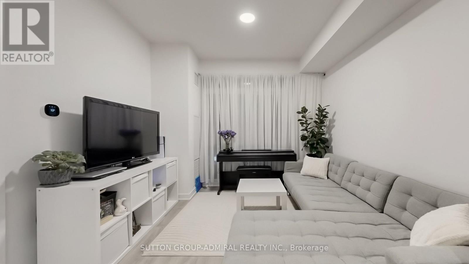 B-325 - 50 Upper Mall Way, Vaughan, Ontario  L4J 4P8 - Photo 5 - N12816726