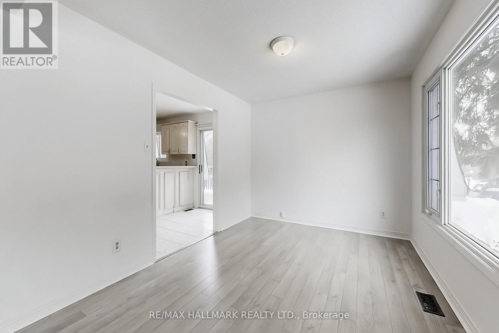 1022 Janette Street, Newmarket, Ontario  L3Y 3C5 - Photo 5 - N12816858