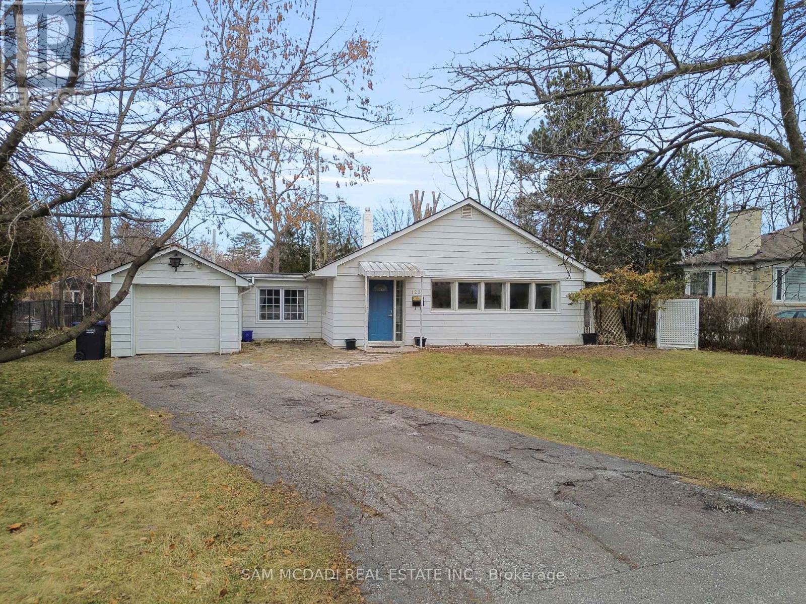 1235 Old River Road, Mississauga, Ontario  L5G 3G2 - Photo 3 - W12816694