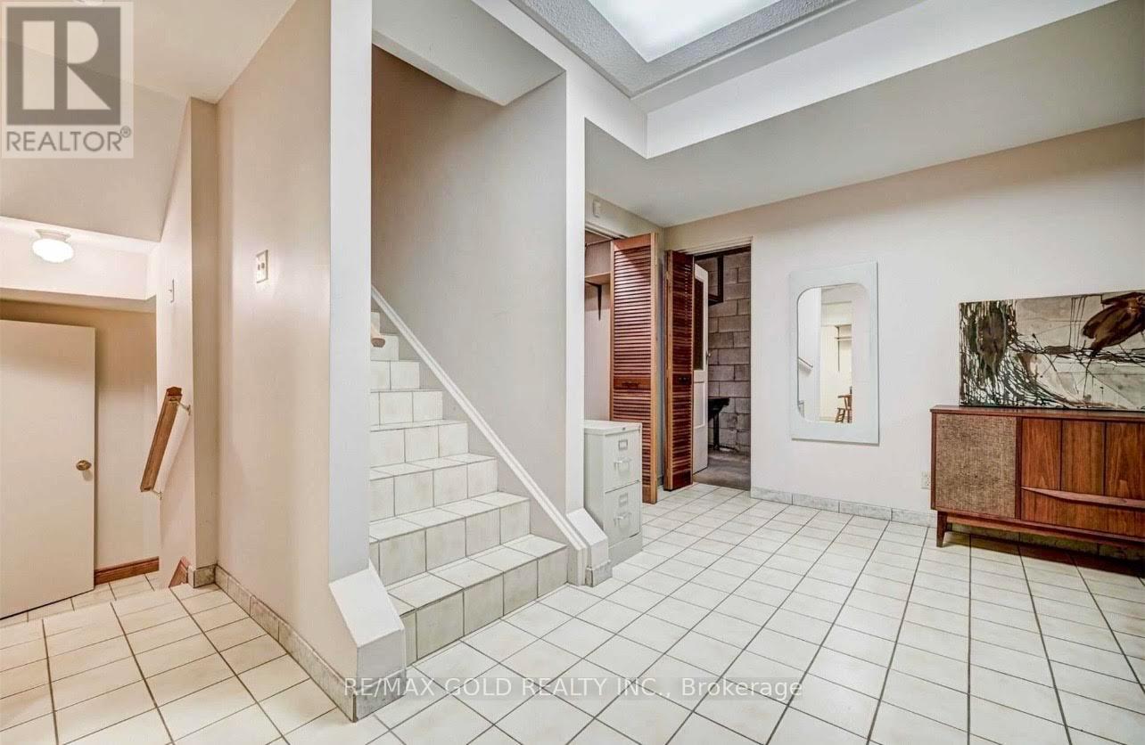 12 Kingsview Boulevard, Toronto (Kingsview Village-The Westway), Ontario  M9R 1T6 - Photo 13 - W12816738