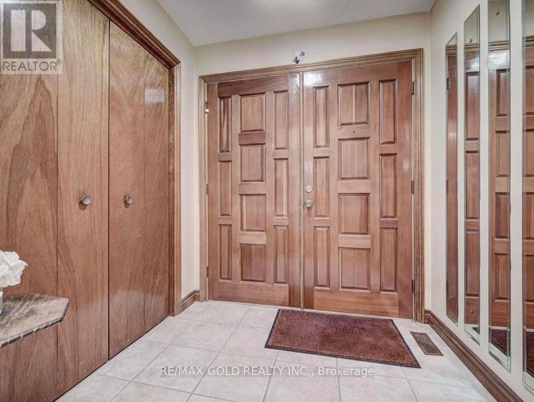 12 Kingsview Boulevard, Toronto, Ontario  M9R 1T6 - Photo 3 - W12816738