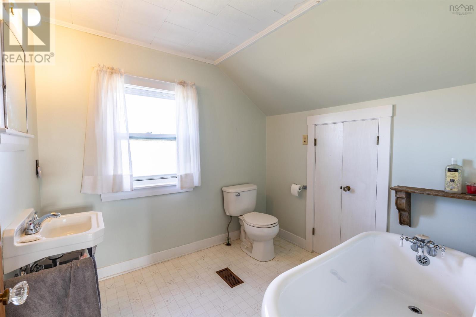 41 School Street, Lower West Pubnico, Nova Scotia  B0W 2C0 - Photo 17 - 202525668