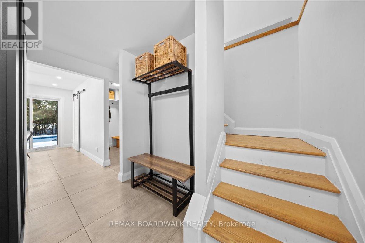 7 Gagnon Court, Ottawa, Ontario  K2K 1A7 - Photo 3 - X12816896