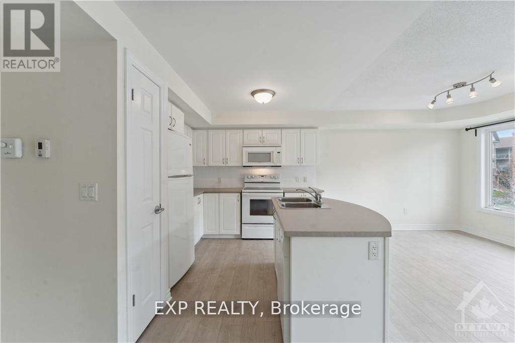 3 - 305 Cresthaven Drive, Ottawa, Ontario  K2G 4R5 - Photo 5 - X12816914