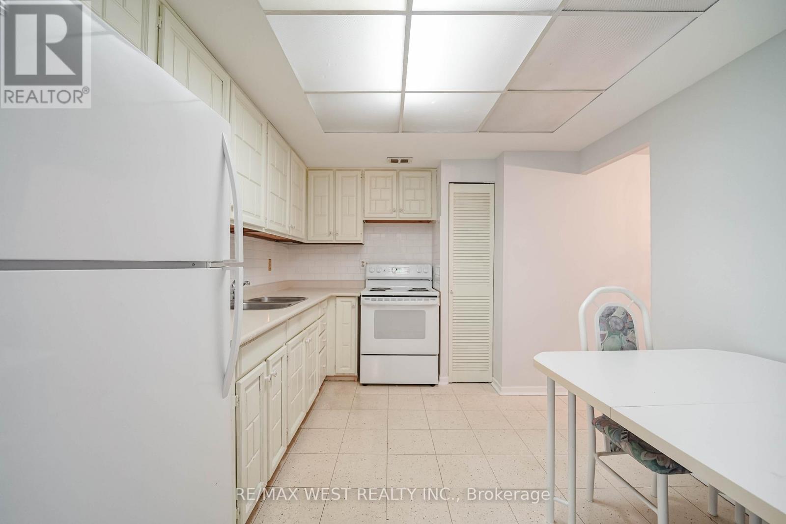 909 - 10 Muirhead Road, Toronto, Ontario  M2J 4P9 - Photo 5 - C12816926