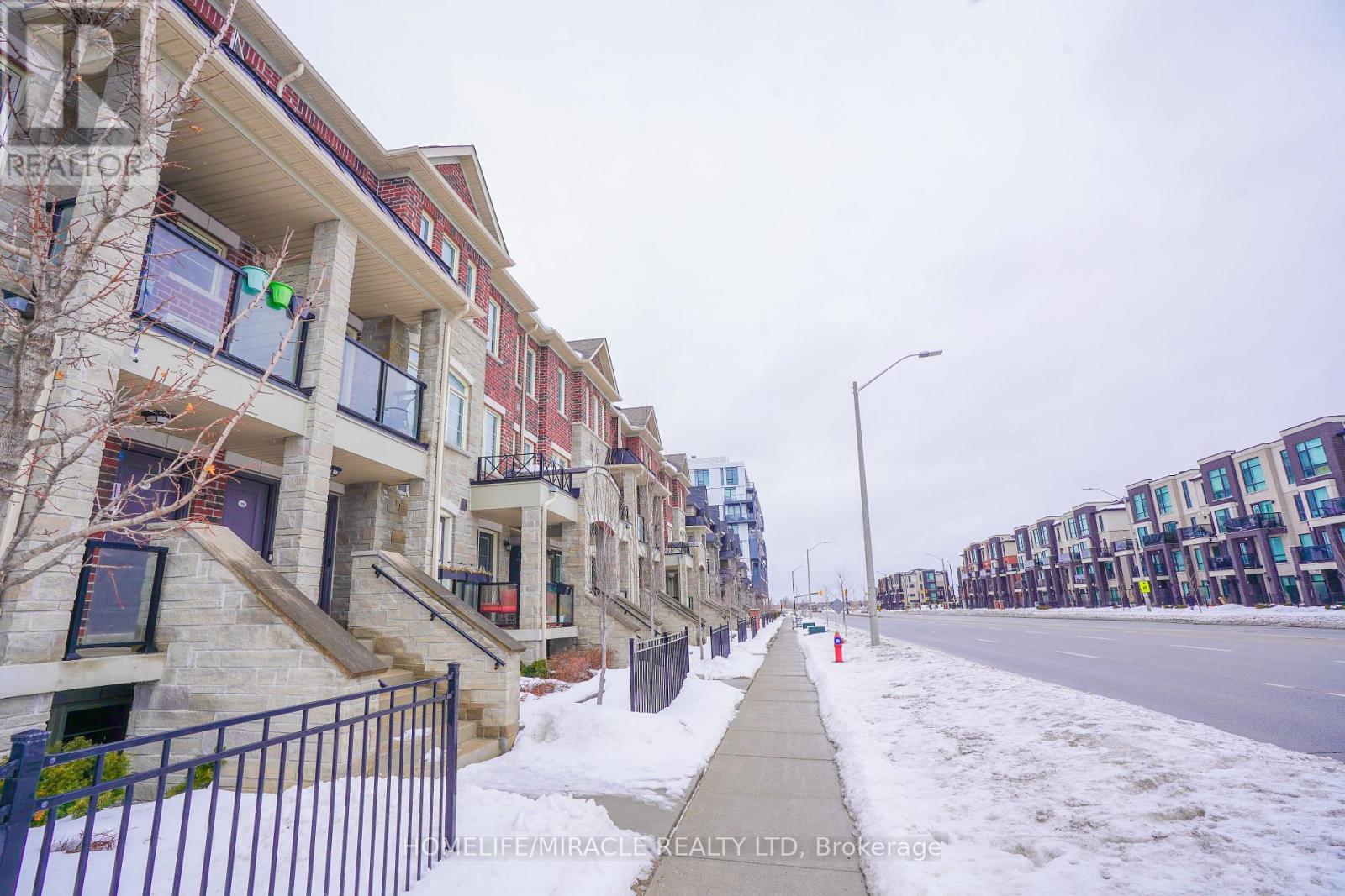 98 - 200 Veterans Drive, Brampton, Ontario  L7A 4S6 - Photo 3 - W12808636