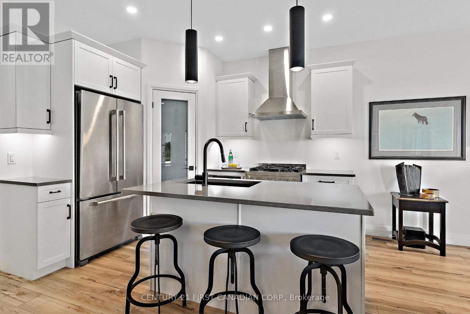 672 Ketter Way, Plympton-Wyoming, Ontario  N0N 1T0 - Photo 2 - X12617428