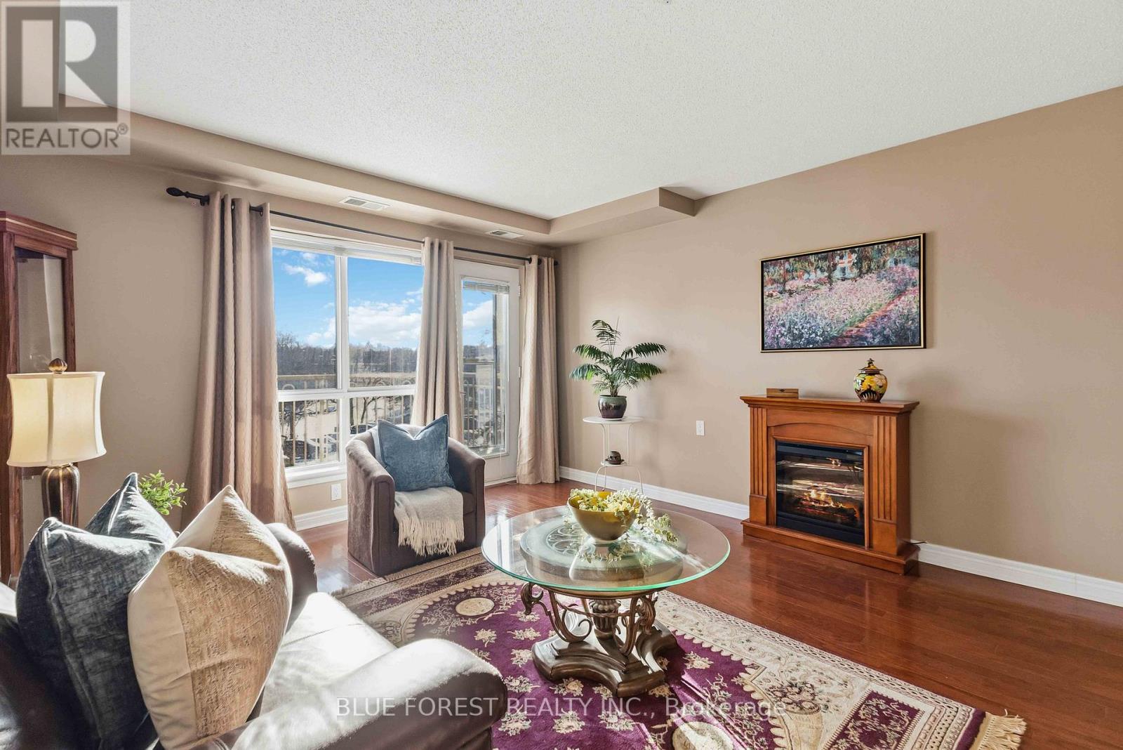 <div class="slider-price">$249,900</div><p>301 - 511 Gainsborough Road, London North, Ontario</p>