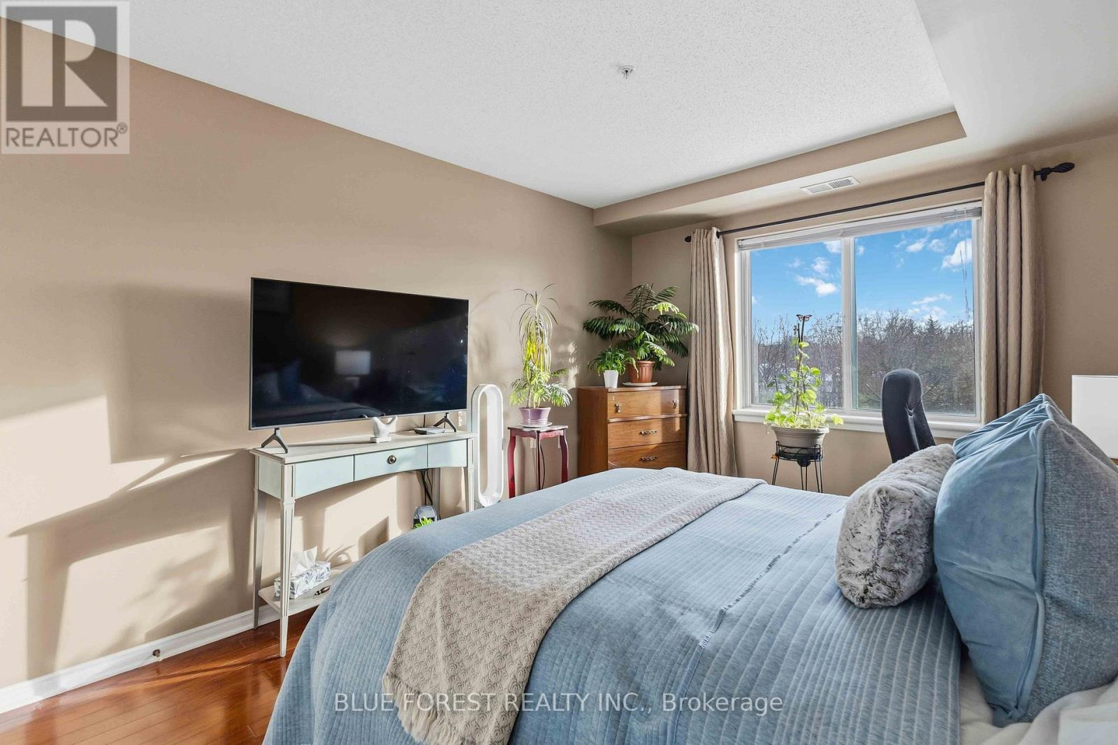 Photo 17 of 46 for 301 - 511 Gainsborough Road