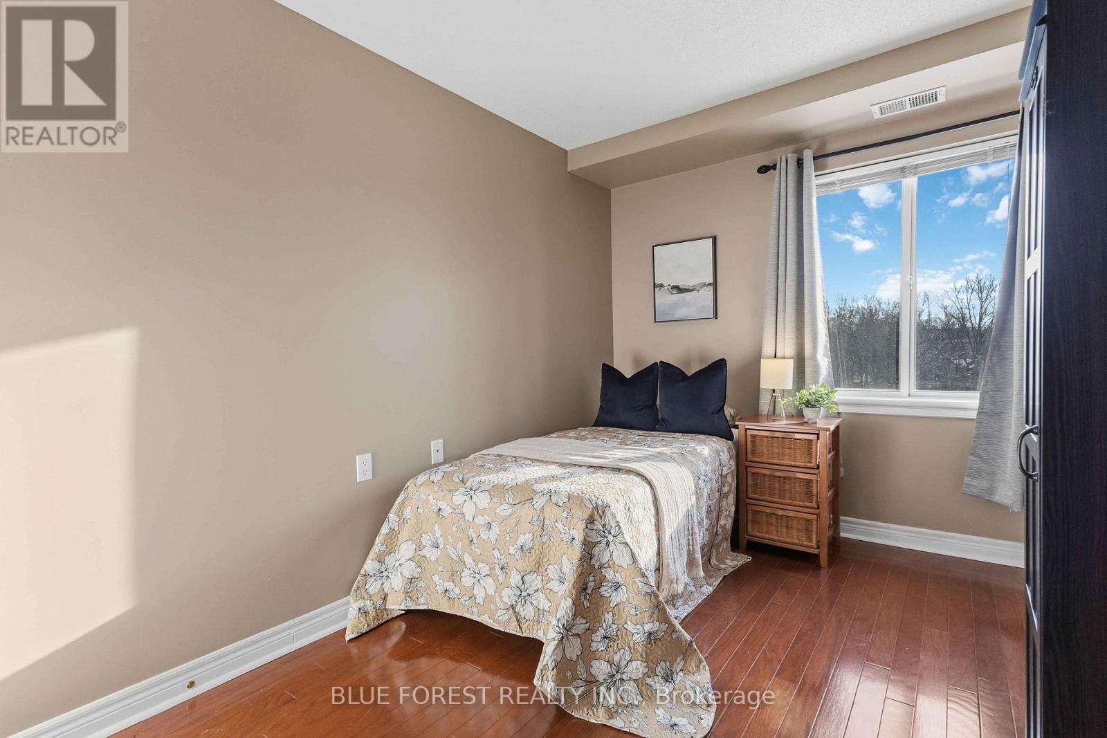 Photo 22 of 46 for 301 - 511 Gainsborough Road