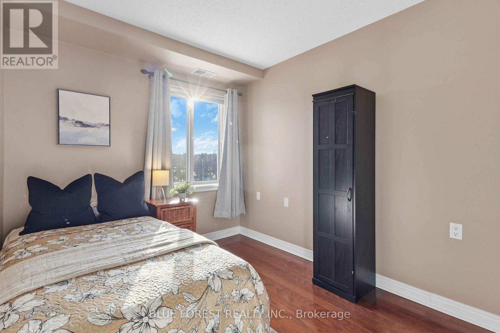 Photo 23 of 46 for 301 - 511 Gainsborough Road