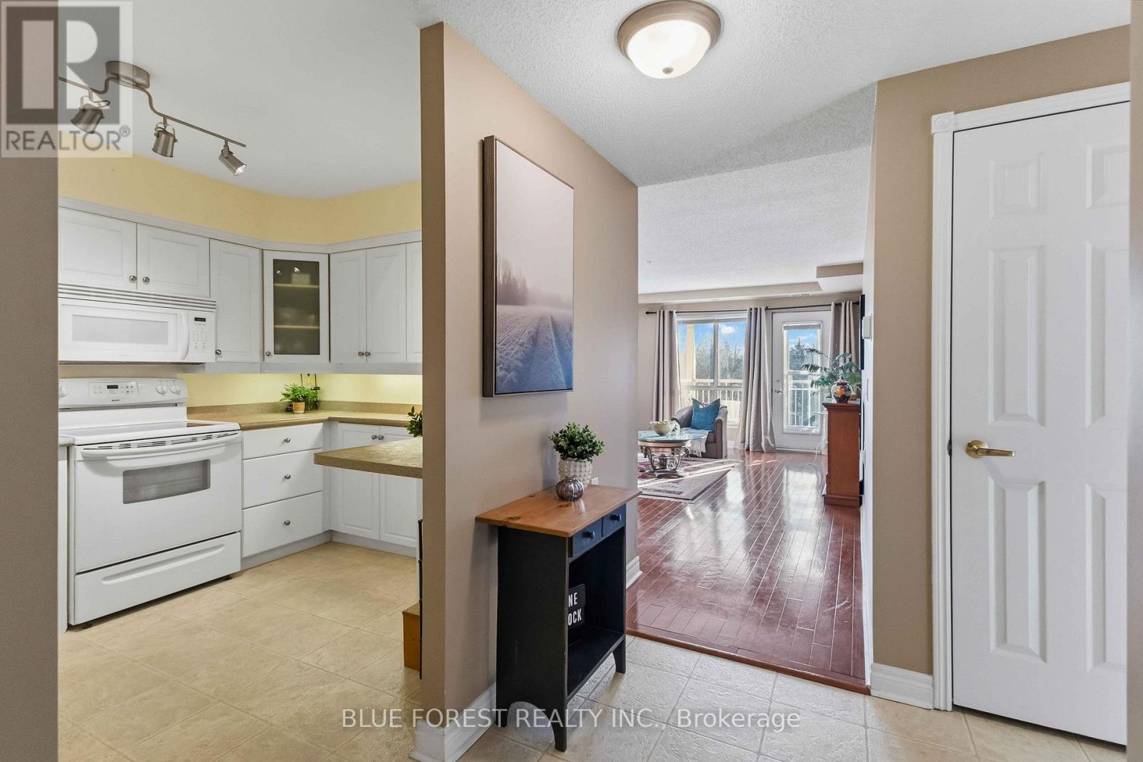 Photo 8 of 46 for 301 - 511 Gainsborough Road