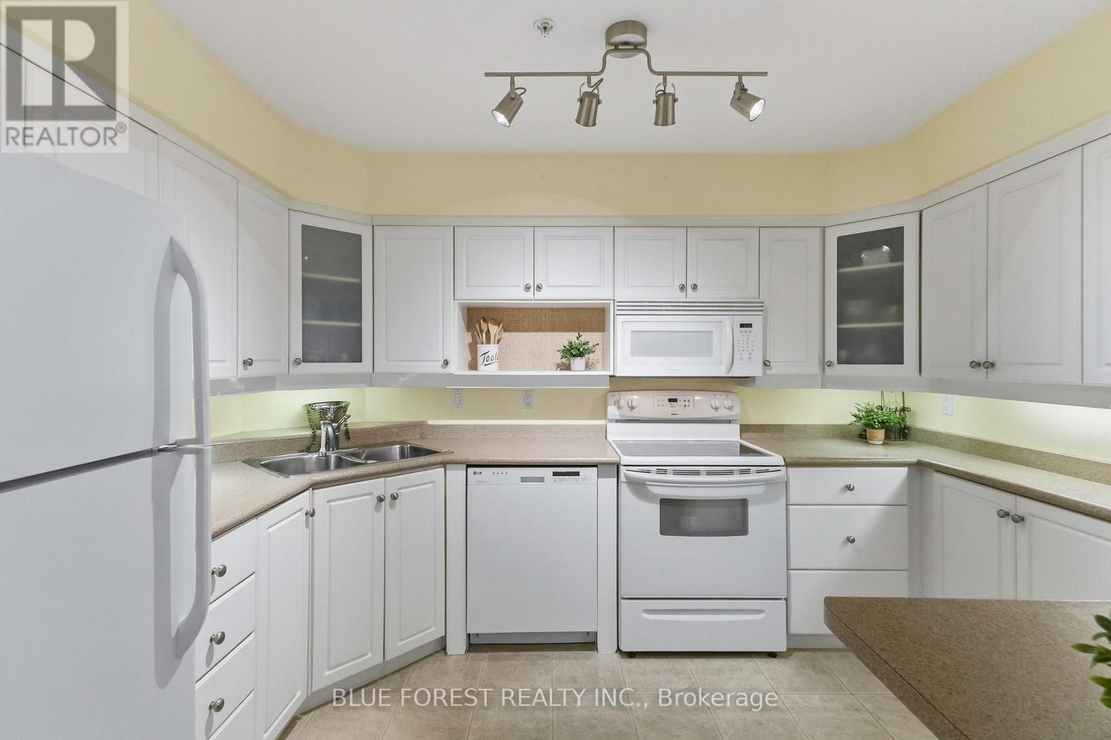 Photo 9 of 46 for 301 - 511 Gainsborough Road