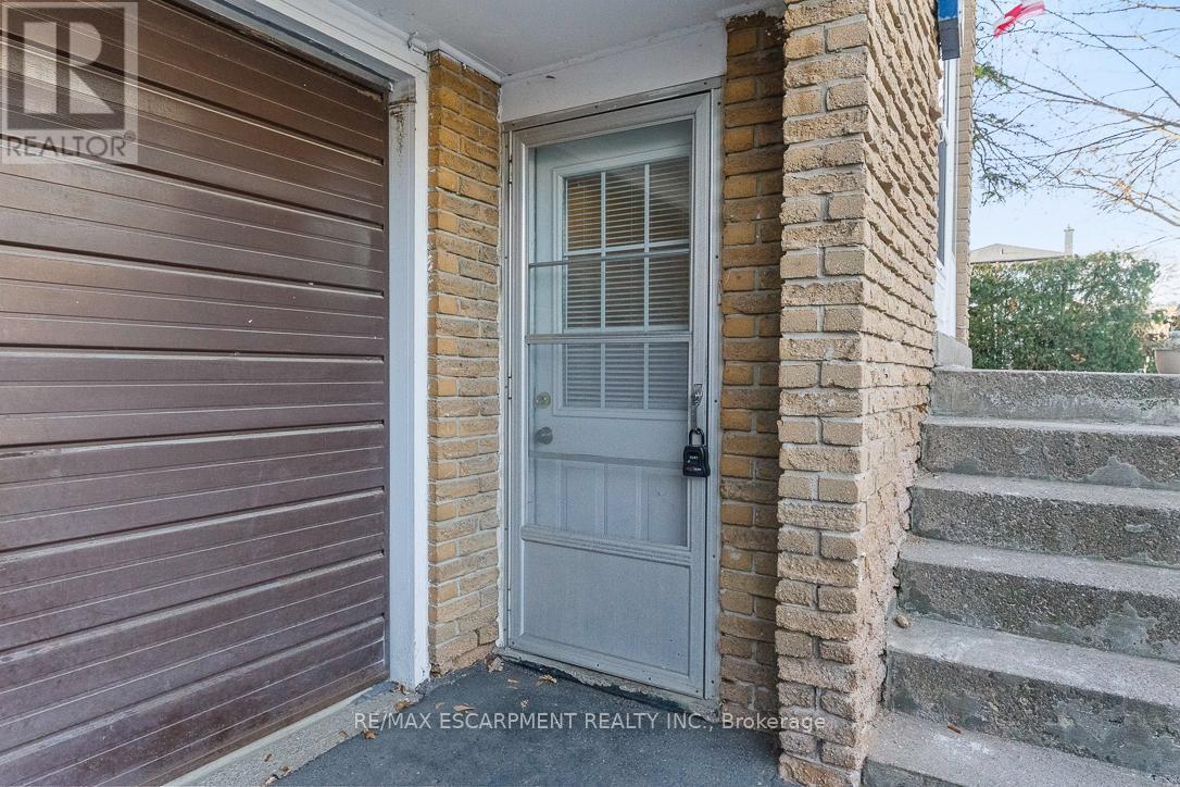 2012 Bonnymede Drive, Mississauga, Ontario  L5J 1E3 - Photo 2 - W12579266