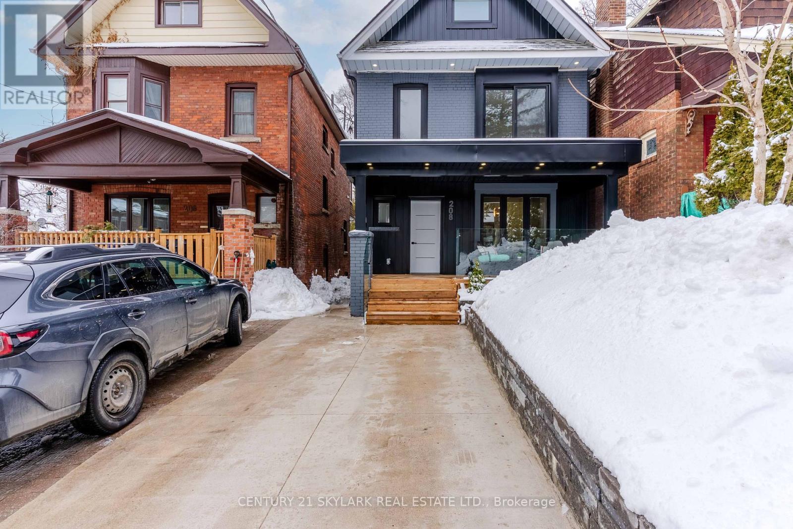 208 Gainsborough Road, Toronto, Ontario  M4L 3C6 - Photo 3 - E12816994