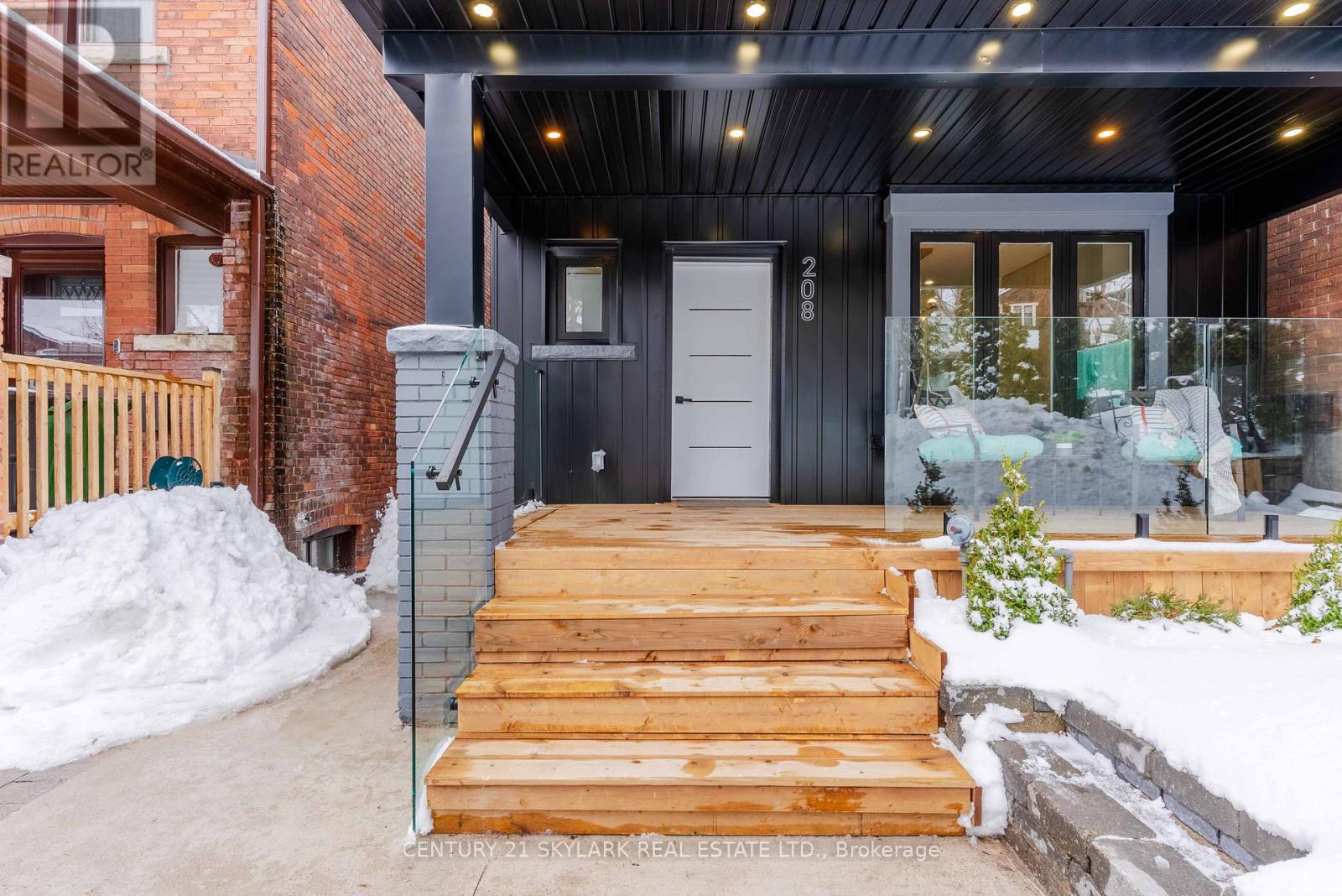 208 Gainsborough Road, Toronto, Ontario  M4L 3C6 - Photo 4 - E12816994