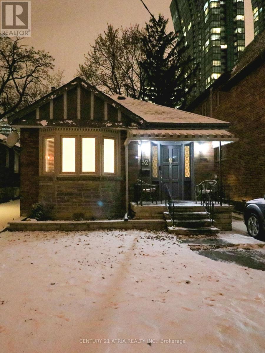 32 JOHNSTON AVENUE, Toronto, Ontario
