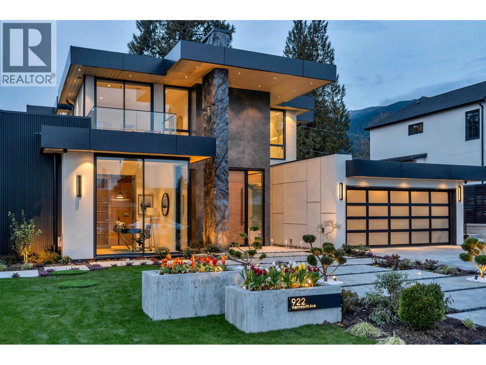 922 Wentworth Avenue, North Vancouver, British Columbia  V7R 1R7 - Photo 3 - R3091754