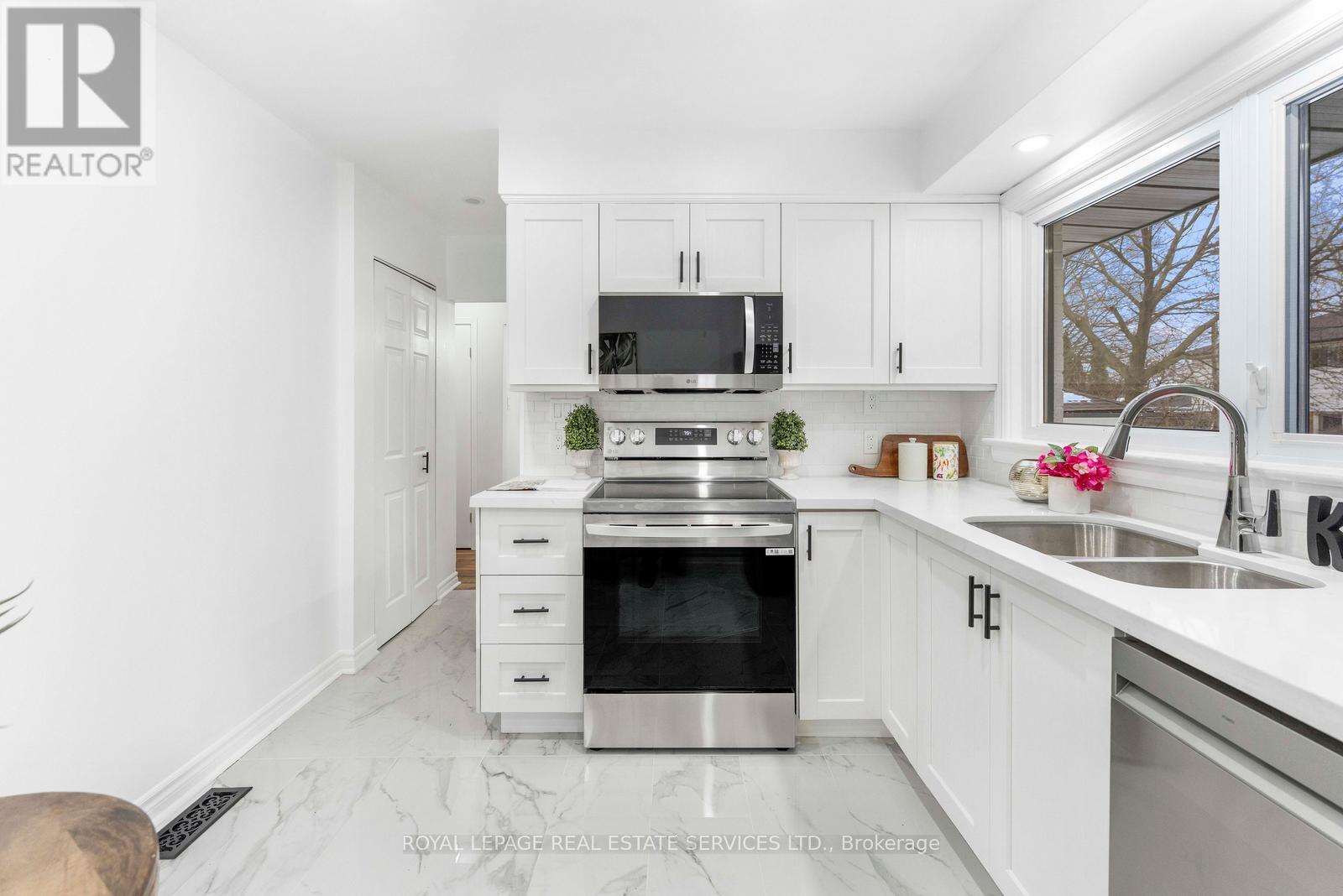 518 Third Line, Oakville, Ontario  L6L 4A7 - Photo 12 - W12817184