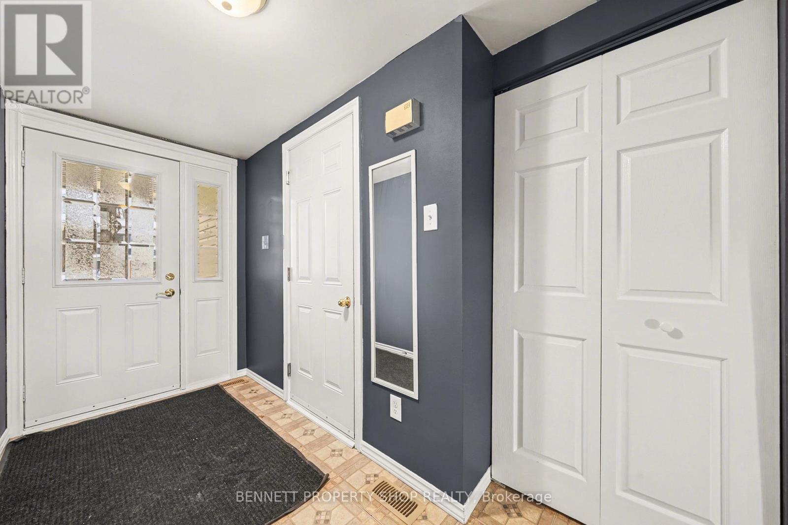 44 Tybalt Crescent, Ottawa, Ontario  K2H 8J5 - Photo 2 - X12817204