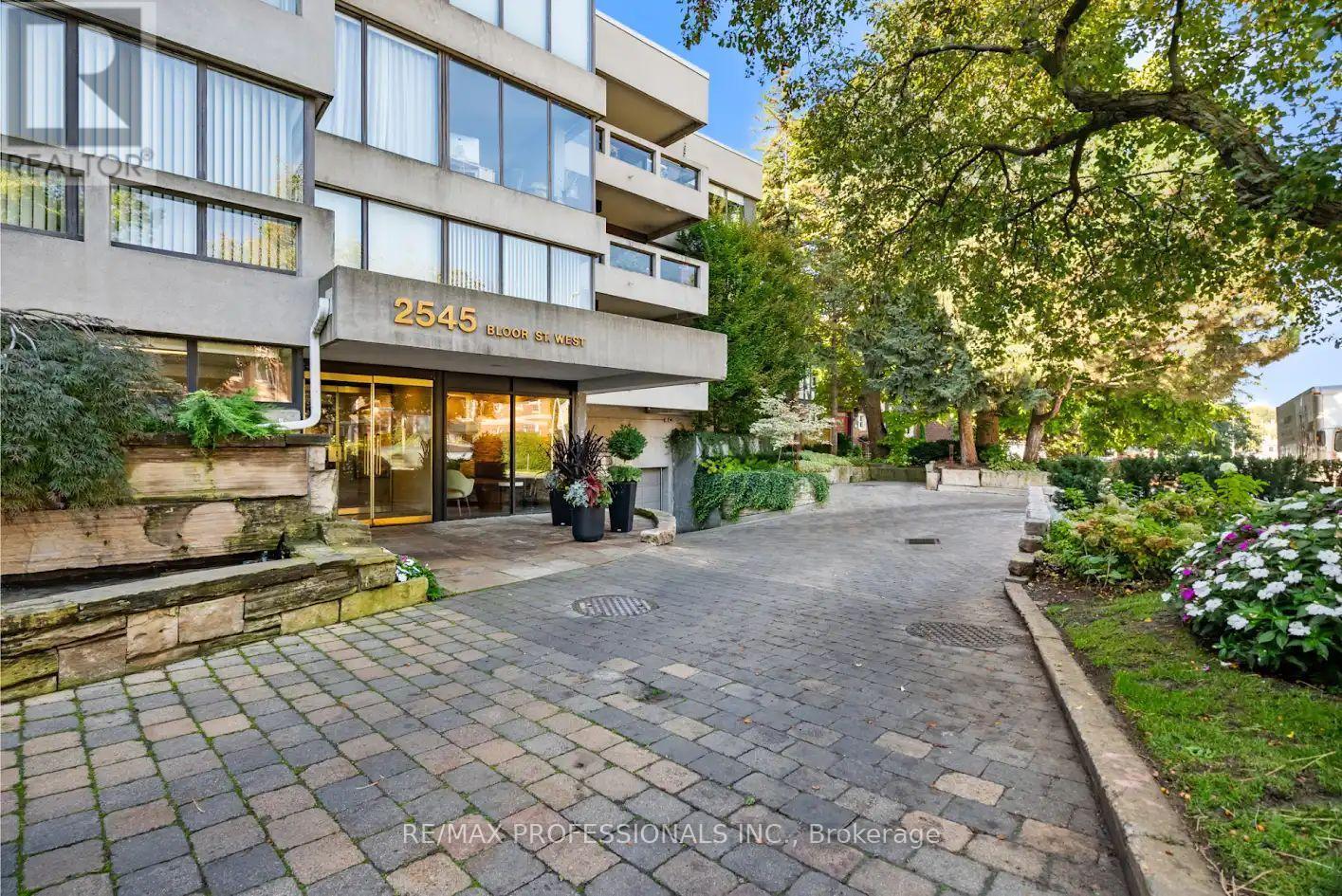 404 - 2545 Bloor Street W, Toronto, Ontario M6S 1S1 - Photo 3 - W12817222