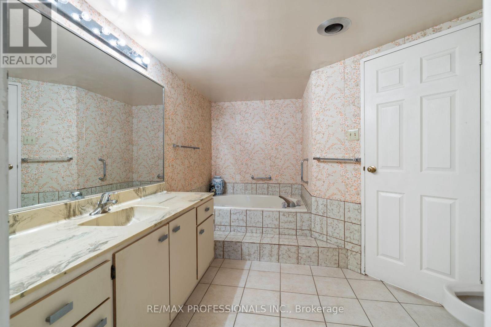 404 - 2545 Bloor Street W, Toronto, Ontario  M6S 1S1 - Photo 24 - W12817222