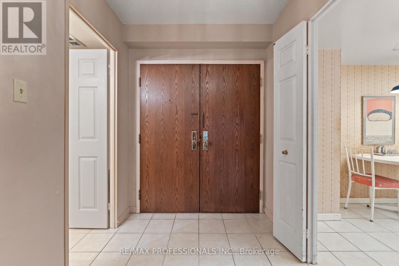 404 - 2545 Bloor Street W, Toronto, Ontario  M6S 1S1 - Photo 6 - W12817222