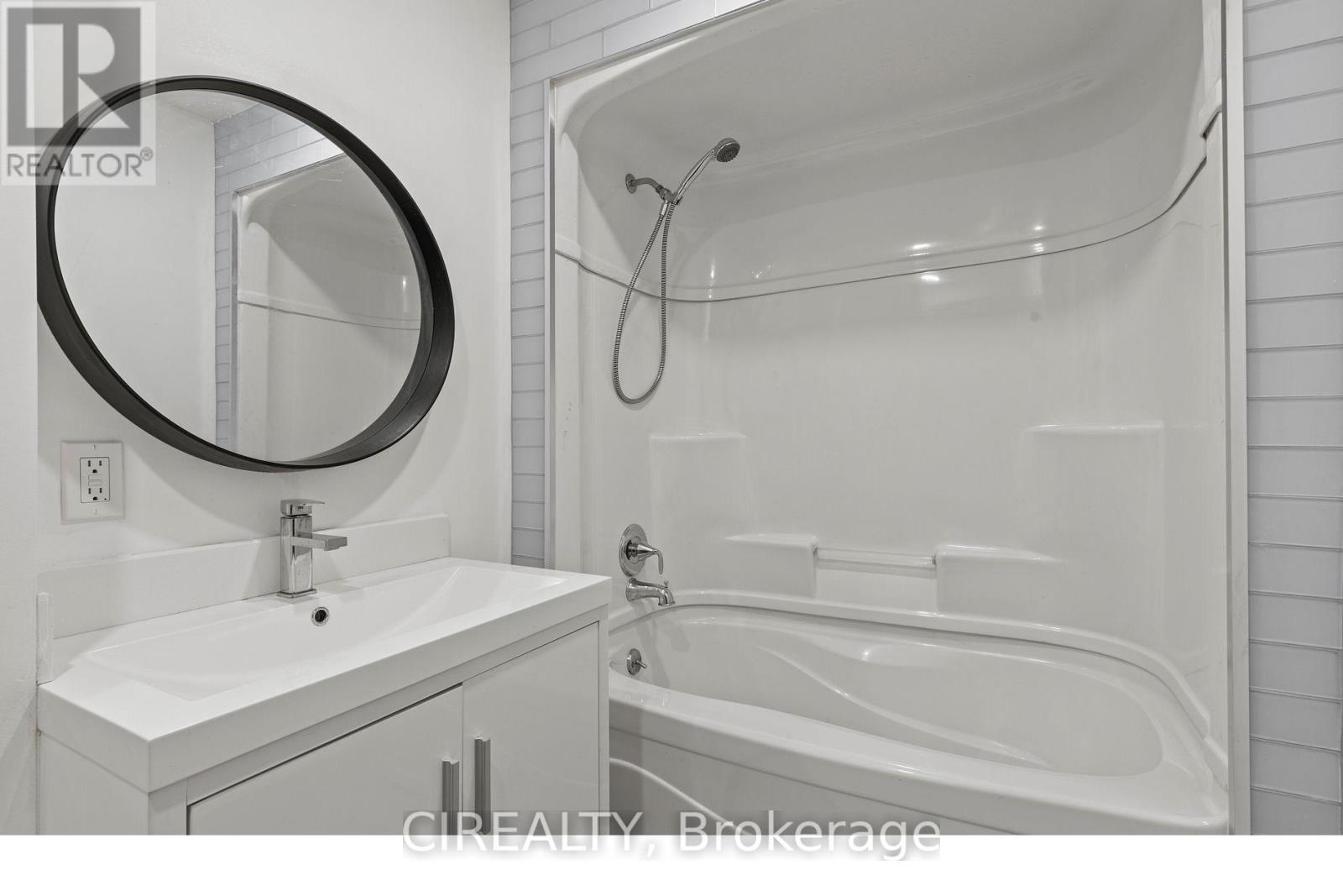 14 Elmwood Avenue, St. Catharines, Ontario  L2R 2T7 - Photo 11 - X12817372