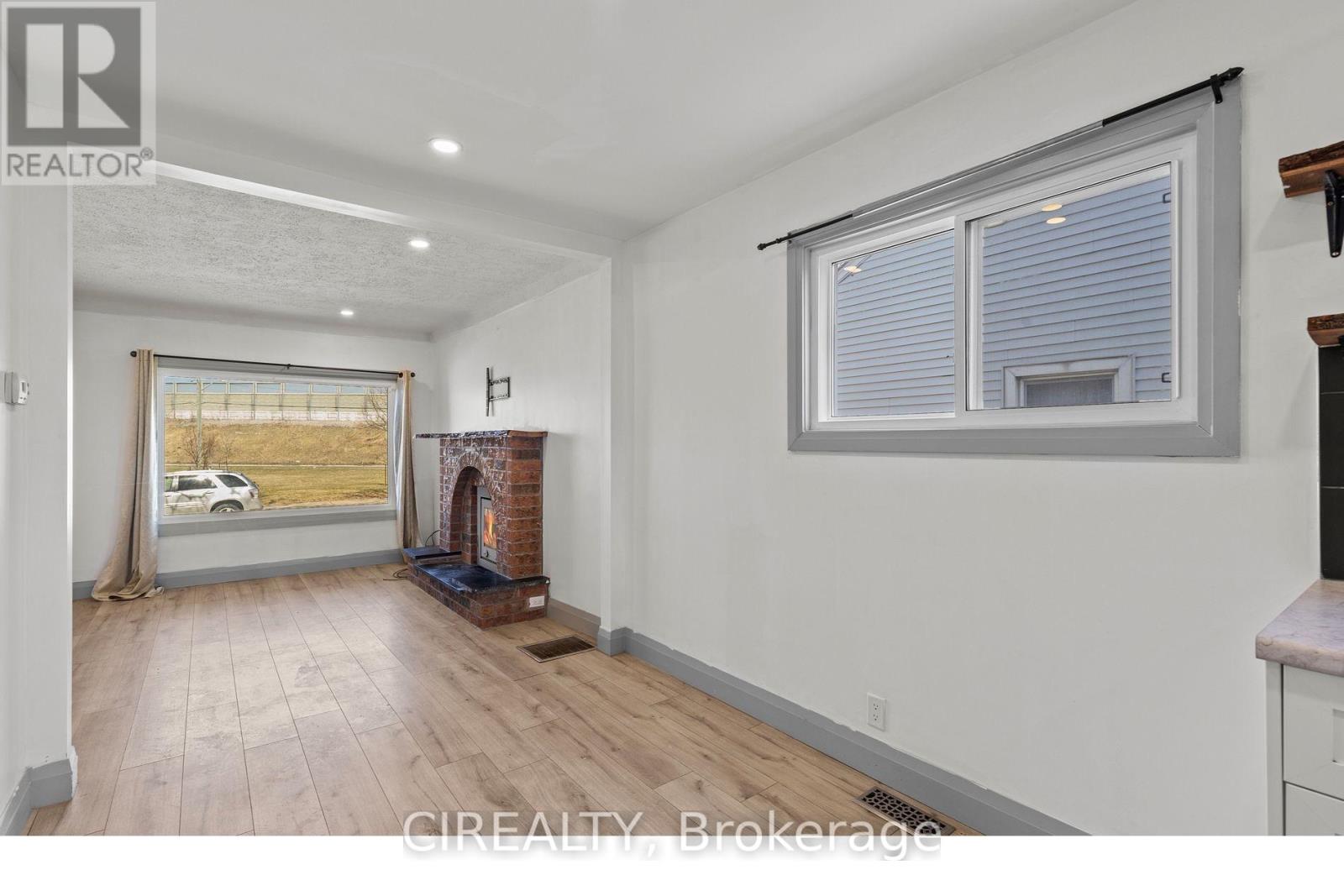 14 Elmwood Avenue, St. Catharines, Ontario  L2R 2T7 - Photo 5 - X12817372