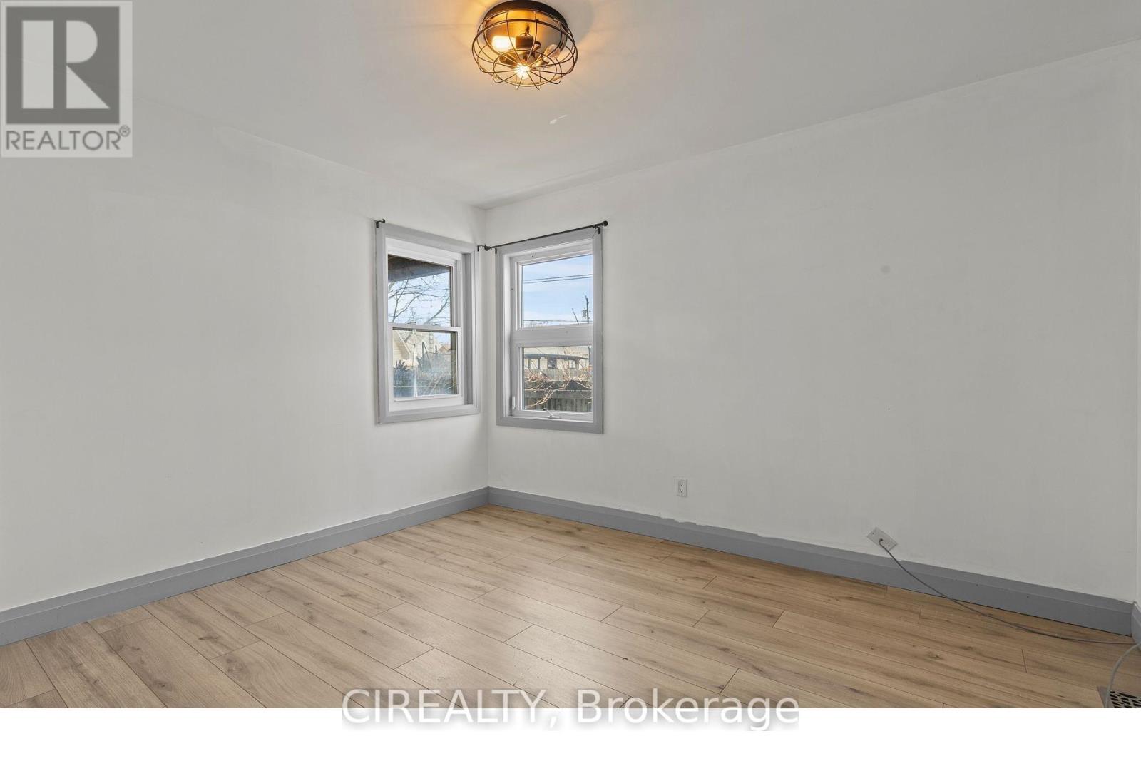 14 Elmwood Avenue, St. Catharines, Ontario  L2R 2T7 - Photo 9 - X12817372