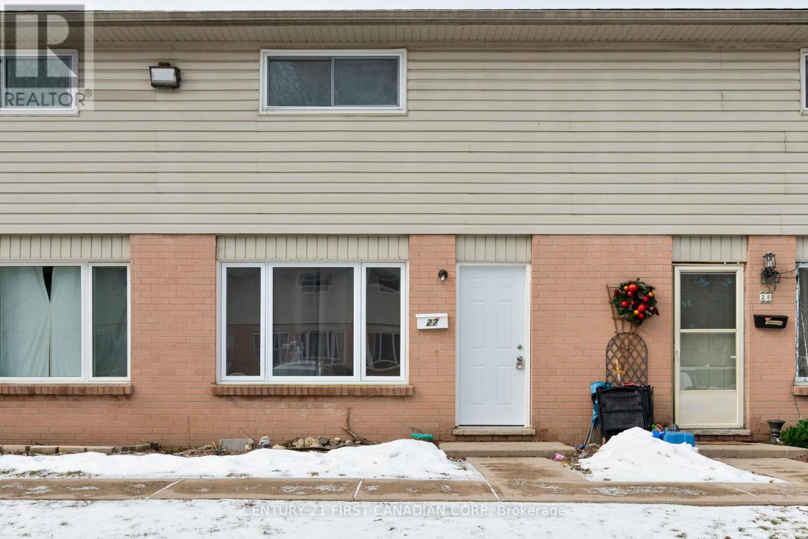 <div class="slider-price">$369,900</div><p>27 - 45 Gatewood Place, London East, Ontario</p>