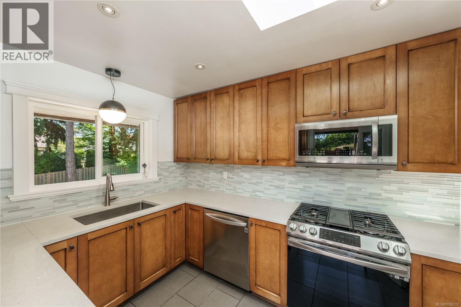 1299 Camrose Cres, Saanich, British Columbia  V8P 1N6 - Photo 8 - 1026717