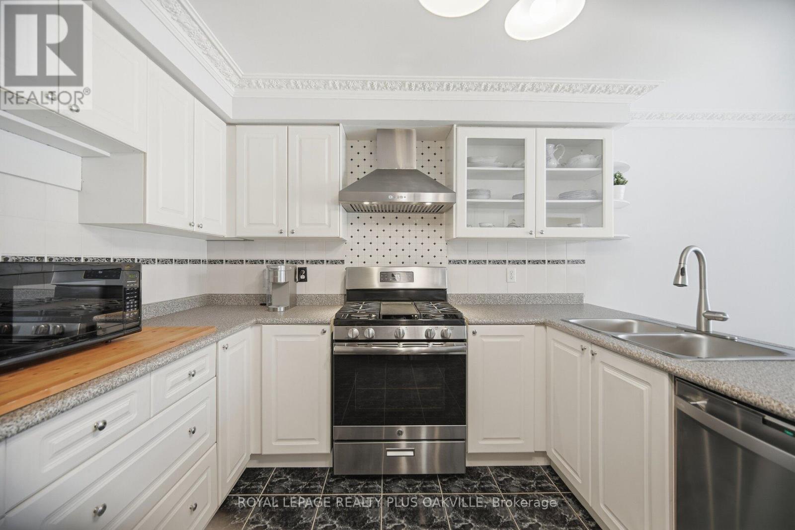 3395 Trelawny Circle, Mississauga, Ontario  L5N 6N6 - Photo 13 - W12817444