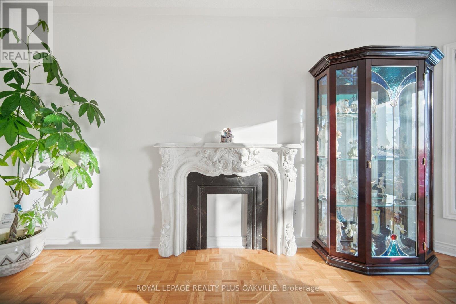 3395 Trelawny Circle, Mississauga, Ontario  L5N 6N6 - Photo 8 - W12817444