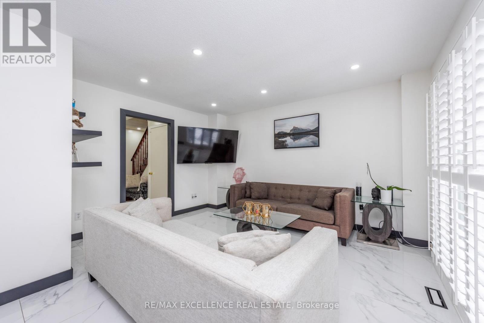 60 Kesteven Crescent, Brampton, Ontario  L6W 4E5 - Photo 7 - W12817510