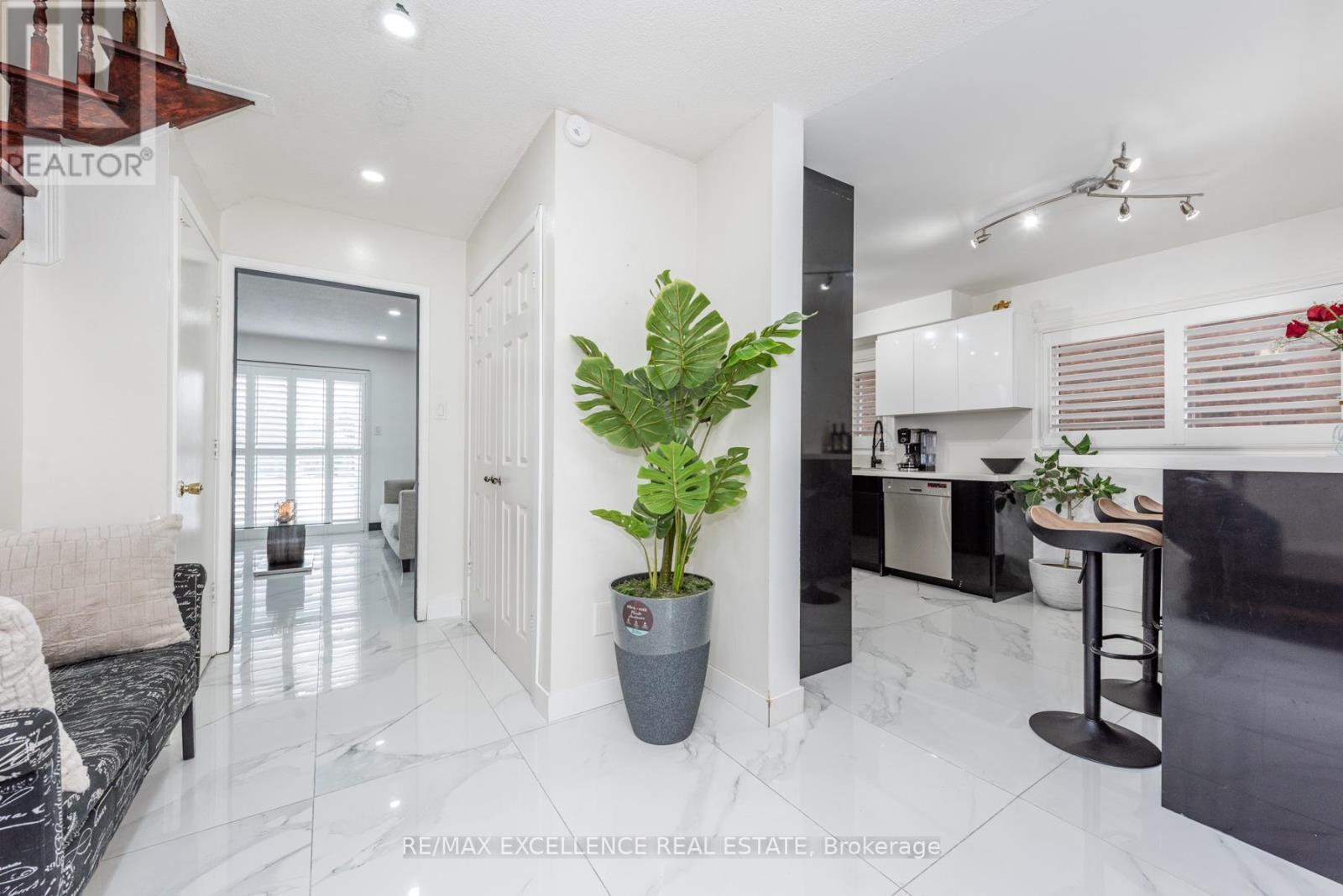 60 Kesteven Crescent, Brampton, Ontario  L6W 4E5 - Photo 9 - W12817510